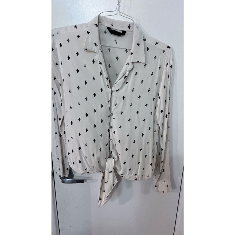 Knot Sisters Women's Cactus Print Button Down Revolve Top Cream Black Size XS